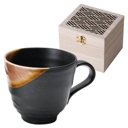 釉彩 マグ(木箱入) 赤  ／マグカップ・ティーカップ コーヒー・お茶用品 キッチン用品 結婚祝い プレゼント ギフト 結婚内祝い 出産祝い 出産内祝い 送料無料 2026 送料無料 ギフト プレゼント プチギフト 内祝い 快気祝い 出産祝い 結婚祝い 引出物 新築祝い お返し