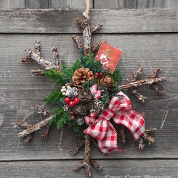 小枝で作った雪の結晶のクリスマスリース