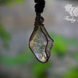 【天然石】 【ハンドメイド】虹入り★ハーキマーダイヤモンドA　ワイヤーアートペンダントhk005【ハンドメイドネックレス】 【カジュアル】【フォーマル】【レディース】【男女兼用】【タイ・ランタ島】【厳選した特別な天然石】【菊井みうず】【Miuzu Kikui】【マクラメ編み】funky garuda 