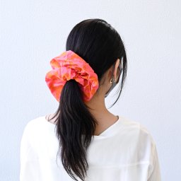 マリメッコ marimekko シュシュ Ruusunkukka Unikko コーラル×オレンジ 91178 029 北欧雑貨 北欧デザインネコポス 送別会 誕生日 お中元 結婚祝い 結婚式 高級 父の日 母の日【スペシャルラッピング660円(別売り)】 成人祝い ホワイトデー