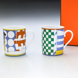 エルメス 食器 HERMES フォーブルのプロムナード 2021年新作 マグカップ マグ コップ No.2 No.3 2点セット 300ml 051331P 食器 結婚祝い 洋食器 51331P 【スペシャルラッピング1100円(別売り)】 送別会 誕生日 お中元 還暦祝い 結婚祝い 結婚式 高級 父の日 母の日【スペシャルラッピング1100円(別売り)】 即日発送 ホワイトデー