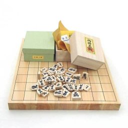 木製将棋盤セット　芳香と明るい色目の国産桧1寸卓上接合将棋盤と山形天童の正式書体白椿上彫将棋駒桐駒箱入り