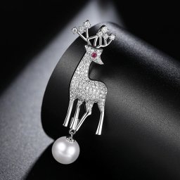ブローチ キュービックジルコニア 人工真珠 真鍮 ホワイト シルバー 大粒 上品 可愛い かわいい モチーフ トナカイ シカ アニマル イミテーションパール x17061503