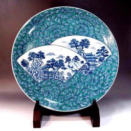 【有田焼 陶芸家 藤井錦彩作】有田焼美術品 染錦唐草割山水絵飾り大皿 文字入れ可能な木箱入り（伝統工芸品・絵皿・飾皿・法人ギフト）