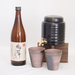 本格焼酎サーバー1000cc(18cm×24cm 1kg)三重県萬古焼き備前金彩ペアカップ(200ml×2個)吹上焼酎 本格芋焼酎 黒麹使用風憚 (鹿児島県) 720ml×1本