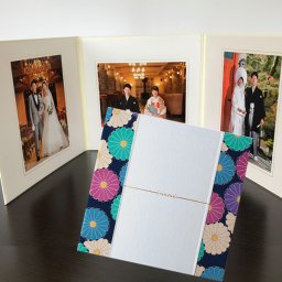 写真台紙 プリント込 【iwai菊】 6ツ切 3面 オーダー作成 記念写真 六つ切り 3面見開き 仕上げ 誕生日 記念日 出産祝い お宮参り 成人式 七五三 結婚 カップル 夫婦 両親 家族 ファミリー ベビー お祝い 内祝い プレゼント ギフト 記念品 オリジナル おしゃれ 10代 20代 30代 40代　ZD76