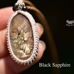 【天然石】【ハンドメイド】光るゴールド★ゴールデンサファイア　マクラメペンダント487【ハンドメイドネックレス】 【カジュアル】【フォーマル】【レディース】【男女兼用】【タイ・ランタ島】【厳選した特別な天然石】【菊井みうず】【Miuzu Kikui】【マクラメ編み】