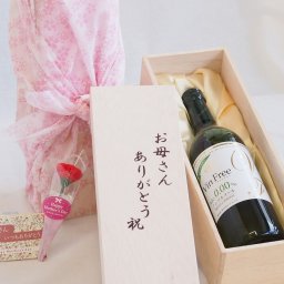 母の日 お母さんありがとう木箱セット ノンアルコールワインヴァンフリー白 (長野県) 720ml 母の日カードとカーネイション付