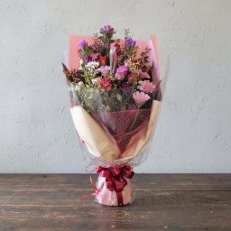 【落ち着いたピンクの花束】花束「ぴんく！と大人な赤」【目上の方への贈り物に】バラ ガーベラ 上司 両親 お祝い 発表会 送別会 就職祝母の日 引越し祝い 新築祝い 結婚記念日 誕生日 出産祝い 退職祝い 女性 ギフト プレゼント 贈答品 豪華 上品 華やか 可愛い 大人