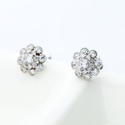 ピアス 両耳用 キュービックジルコニア 真鍮 ホワイト シルバー スタッド ラウンド 小粒 メレ 上品 可愛い かわいい 通勤 モチーフ フラワー 花 e15110507
