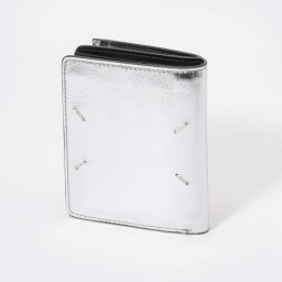 メゾン マルジェラ MAISON MARGIELA SA1UI0009 P5390 二つ折り財布 レディース 財布 ミニ財布 フリップ フラップ ミディアム 小銭入れ 本革 ロゴ 4ステッチ プレゼント コンパクトウォレット ギフト ブランド お祝い 記念 WALLET FLIP FLAP MEDIUM シルバー