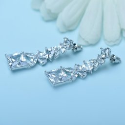 ピアス 両耳用 キュービックジルコニア 真鍮 ホワイト シルバー スタッド オールドマイン ぶら下がり ロング 上品 大きめ 大ぶり モチーフ フラワー 花 e16082506