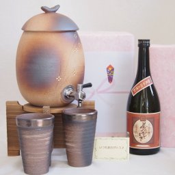 贈り物セット 信楽焼・明山窯焼酎サーバーセット 火色金小紋2200cc(滋賀県)+萬古焼・備前金彩焼酎ペアカップ(三重県)(大分県井上酒造 じざけや限定夢のひととき芋焼酎 23度 720ml)