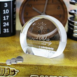 クリスタル ペーパーウェイト DW-16 文鎮 名入れ 記念品 開店祝い 表彰 感謝状 周年記念 創立記念 還暦 古希 退職祝い 新築祝い 就職 入学 卒業 オリジナル ギフト プレゼント 贈答 お祝い 名前入り デスク 書斎 ルーペ シンプル トロフィー