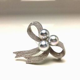 真珠 ブローチ パール アコヤ真珠 8.0-8.5mm シルバーブルー シルバー リボン 66494 イソワパール
