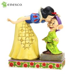 エネスコ enesco. ディズニー・トラディション Disney Traditions ドーピーとキスをする白雪姫 Snow White Kissing Dopey 木彫り調フィギュア 白雪姫 ドーピー ギフト 出産祝い 男の子 女の子 おもちゃ 誕生日 1歳 2歳 3歳 4歳 5歳 6歳 男 女 入学 内祝い 赤ちゃん