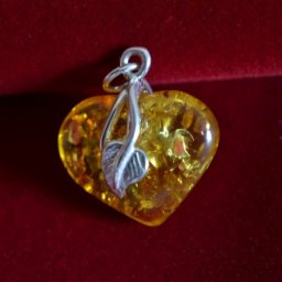 バルト海東岸のリトアニア産、天然琥珀のペンダントトップ。 ハンドメイド、手作りの逸品です。☆琥珀（コハク）ペンダントトップ☆【ネックレス/ブレスレット/ピアス/売れ筋/宝石箱/ブローチ 】