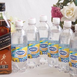 家飲みを、バーカウンターへ ハイボールウイスキー7本セット(ジョニーウォーカー ブラックラベル40度(スコットランド) ウィルキンソン炭酸レモン) 700ml×1本 500ml×6本