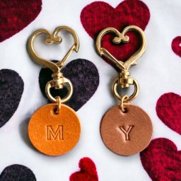 プチギフトに♡イニシャル刻印⭐︎ペアでハートのレザーキーホルダー