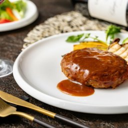 敬老の日 東京 「ラ・ロシェル」 坂井宏行監修 お肉の旨みをとじこめたデミグラスソースハンバーグ6個セット グルメ 人気 おすすめ ギフト 贈答 取り寄せ お取り寄せグルメ お取り寄せ 熨斗 のし 贈り物(代引不可)【送料無料】