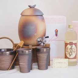 贈り物セット 信楽焼・明山窯焼酎サーバーセット 火色金小紋2200cc(滋賀県)+萬古焼・備前金彩焼酎ペアカップ 氷入れ(三重県)(大分県井上酒造 じざけや限定樫樽熟成麦焼酎 夢のひととき 25度 720ml)