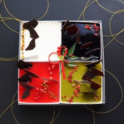 shirokane sweets TOKYO お正月スイーツ　 スクエアスイーツ贈答用ギフトボックス　4種Mixスイーツアソート（ショートケーキ（オレンジ）、ミロワールフランボワーズ／ショコラ／ピスターシュ）お節スタイル