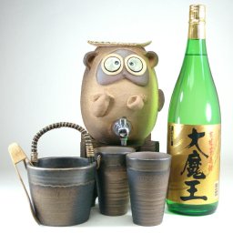 信楽焼き 手作りほろ酔いたぬき　2200ｃｃ （専用木台付き）+ペアグラス・氷入れ（萬古焼き） 陶芸作家　安藤嘉規作 （本格芋焼酎　大魔王　1800ｍｌ）（ｓ10-4）