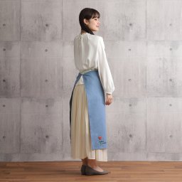 ソムリエエプロン【送料無料】【ギフトラッピング可】【メッセージカード可】エプロン おしゃれエプロン リネン コットン 刺繍 60代 50代 40代 30代 母の日 誕生日 結婚記念 結婚祝い 仲直り プレゼント 部屋着 料理教室 ケーキ教室 着脱容易 シワよらない アオノツガザクラ柄 ブルー
