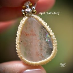【天然石】【ハンドメイド】ほんのり虹★オパールカルセドニーインクォーツ マクラメペンダント ocy002【ハンドメイドネックレス】 【カジュアル】【フォーマル】【レディース】【男女兼用】【タイ・ランタ島】【厳選した特別な天然石】【菊井みうず】【Miuzu Kikui】【マクラメ編み】funky garuda