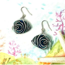 「タテジマキンチャクダイ 幼魚  ピアス イヤリング」　カタテジマキンチャクダイ 幼魚  ピアス イヤリング 海の生き物 熱帯魚 アクセサリー　レディース　可愛い　カラフル　日本製　ナチュラル　プチギフト　ギフト
