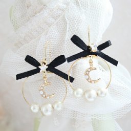 【コットンパールフープ黒リボンミニ月ピアス/イヤリング☆日本製】結婚式/ウエディングパーティアクセ/クリスマス/かわいい/プチギフト/大ぶり/