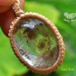 【天然石】 【ハンドメイド】クローライトインガーデンクォーツ マクラメペンダント gary009【ハンドメイドネックレス】 【カジュアル】【フォーマル】【レディース】【男女兼用】【タイ・ランタ島】【厳選した特別な天然石】【菊井みうず】【Miuzu Kikui】【マクラメ編み】