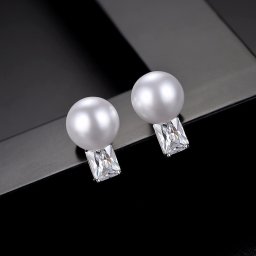 ピアス 両耳用 キュービックジルコニア ホワイト 真鍮 シルバー スタッド 大粒 上品 エレガント 大人 おしゃれ イミテーションパール 人工パール e17060897