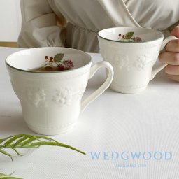 ウェッジウッド フェスティビティ ラズベリー マグ ペア 350ml 1054004 wedgwood  マグカップ ペア 大きい ブランド 高級 mug cup おしゃれ 陶器 結婚祝 内祝 新築祝 誕生日 クリスマス プレゼント ギフト【正規品】