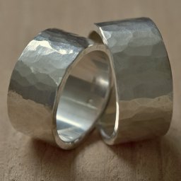ツチめのリング(太) ペアリング ハンドメイド オーダー シルバー 槌目 シンプル 上品 おしゃれ 指輪 Silver 950 マモる ごつめ ゴツめ 手作り 手づくり