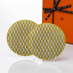 Hermes エルメス ソレイユ ドゥ エルメス デザートプレート No.1 20.8cm ペア 名入れ彫刻代込み 名前 彫刻 刻印 名入れ ギフト プレゼント 結婚祝 両親贈呈品 高級 ブランド 記念品 正規品 結婚記念日 ペアギフト お皿 中皿 イエロー インテリア 新築祝い 引越祝い
