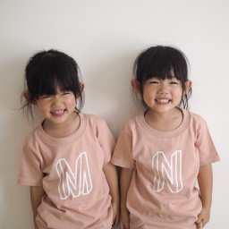 【BIG initial(3) T-shirt】名入れ tシャツ 出産祝い 男の子 女の子 親子 コーデ ペアルック 姉妹 兄弟 お揃い 甥っ子 姪っ子 キッズ ベビー ロンパース 誕生日 プレゼント 家族 リンク 名前入り 内祝い ナチュラル シンプル 親子リンク 親子コーデ Babybaby