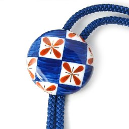 【工房限定のオリジナル商品】伊万里焼　メンズ　ループタイ 染錦　 退職記念　贈り物　作品 外国人　お土産　プレゼント　記念品 アクセサリー　陶器　磁器　ギフト　誕生日プレゼント　記念日　敬老の日 還暦 喜寿 古希 退職祝い　父の日　和風