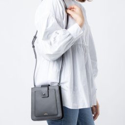 アーペーセー A.P.C. PXAWV F61595 ショルダーバッグ レディース バック ポシェット レザー 肩掛け ロゴ プレゼント 本革 シンプル 誕生日 オシャレ ギフト 斜め掛け クロスボディ neck pouch albane ブラック