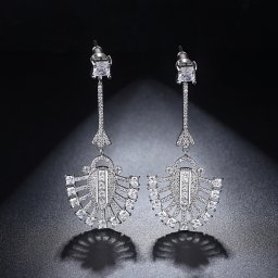 ピアス 両耳用 キュービックジルコニア ホワイト 真鍮 シルバー スタッド 揺れる ゆれる ぶら下がり ロング エレガント 大きめ 大ぶり おしゃれ e17081007