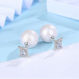 ピアス 両耳用 キュービックジルコニア ホワイトとピンク 真鍮 シルバー スタッド おしゃれ 可愛い かわいい バックキャッチ e18070201