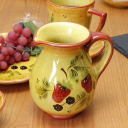 ポルトガル製 陶器 水差し ウォーターピッチャー ストロベリー柄 手描き 赤 いちご 食器 ジャー イエロー カラフェ ワインジャグ 高さ12cm pfa-42fs