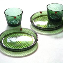 ブランドロゴ入りボックス付属　イッタラ iittala ツンドラTundra タンブラーグラス・プレート　ペアセット　パイングリーン【北欧ブランド食器】【御結婚御祝・新築・還暦・御礼・ギフト包装可能】
