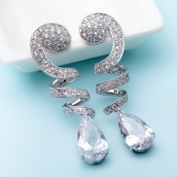 ピアス 両耳用 キュービックジルコニア ホワイト 真鍮 シルバー スタッド 揺れる ゆれる 可愛い かわいい きれいめ モチーフ 蛇 ヘビ スネーク e16081309