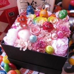 M＆M　フラワーギフト　箱を開けてサプライズ　M＆M kキャラクター入り　ボックス　レインボーローズ入り　プリザーブドフラワー