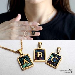 イニシャルネックレス アルファベットネックレス ゴールド ブラック オーロラ レディース メタル スクエア プレート ペンダント ステンレス 18KGP あずきチェーン 頭文字 小さめ 金属アレルギー対応 女性