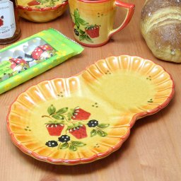 ポルトガル製 食器 手描き ストロベリー柄【ストロベリーコレクション】 おうちカフェ 食器 モーニングプレート イエロー ピーナツ型 (26cm×17cm) 朝食セットに おしゃれ 手描き 手作り 南欧雑貨 通販 Europe ギフト プレゼントにも pfa-24a-fs