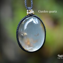 【天然石】【ハンドメイド】柔らかな景色★中粒★ホワイトスモーキー★ガーデンクォーツマクラメペンダント gy072【ハンドメイドネックレス】 【カジュアル】【フォーマル】【レディース】【男女兼用】【タイ・ランタ島】【厳選した特別な天然石】【菊井みうず】【Miuzu Kikui】【マクラメ編み】funky garuda