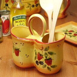 ポルトガル製 食器 手描き ストロベリー 柄【ストロベリーコレクション】 カトラリー スタンド スプーン フォーク立て キッチン 収納 高さ21cm おしゃれ かわいい イチゴ 南欧雑貨 通販 Europe ヨーロッパ   お箸やフォーク、ナプキンを入れて 小物入れにも pfa-44fs