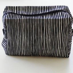 マリメッコmarimekko  ヴァルブンライタVARVUNRAITA COSMETIC BAG ポーチ 043455 190【御結婚御祝・内祝・新築御祝・還暦御祝・御礼・寿・ギフト包装可能】